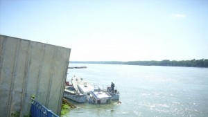 Кран потопи патрулен катер