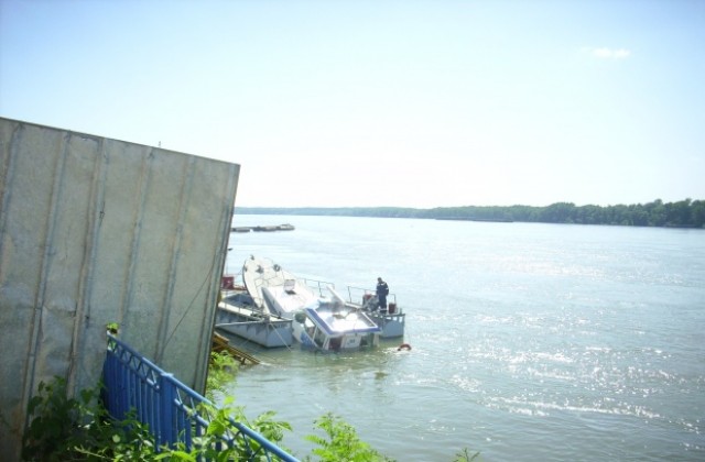 Кран потопи патрулен катер