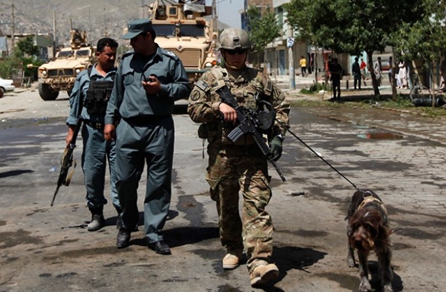Поне 11 полицаи са убити при нападения в Афганистан за ден
