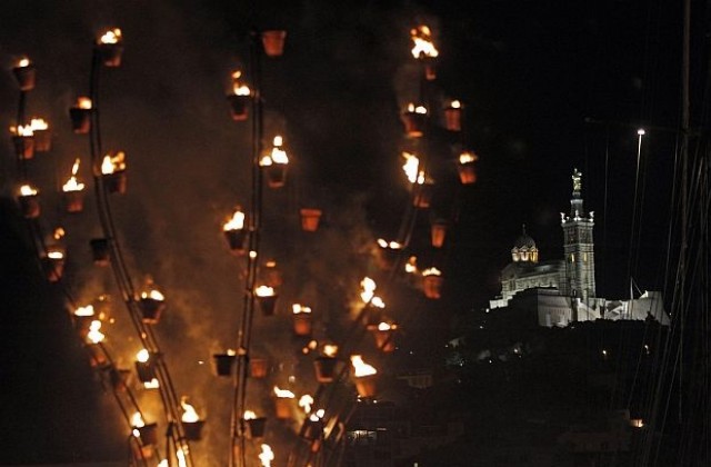 Самоубийство затвори парижката катедрала Нотр Дам