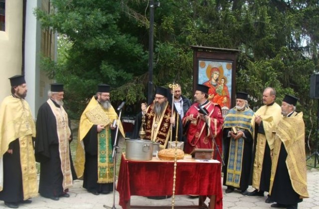 С молебен и курбан Перник отбеляза годишнината от земетресението