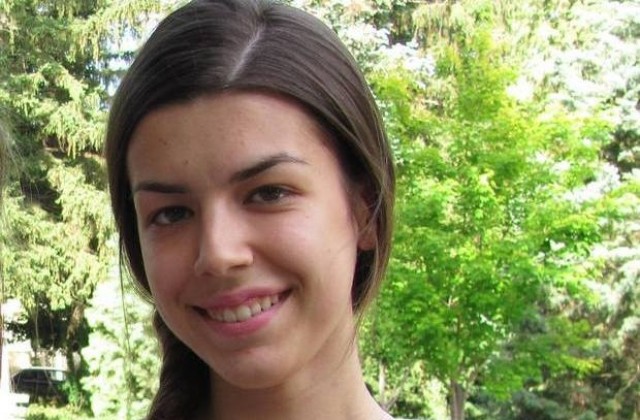 Александра Шишкова от Езикова гимназия с наградата 24 май