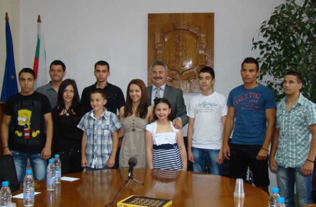 Млада певица получи специалната стипендия на Община Монтана