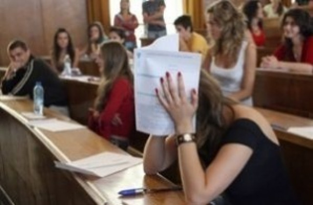 Препитваха седмокласниците по математика, абитуриентите се явиха на матура