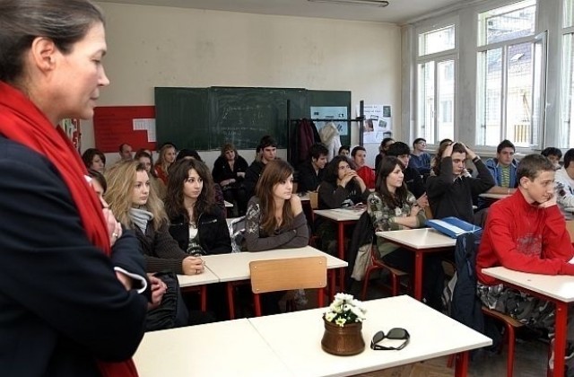 Препитват седмокласниците по математика, абитуриентите се явяват на втора матура
