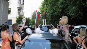Червен килим арки с балони и фойерверки за абитуриентите от