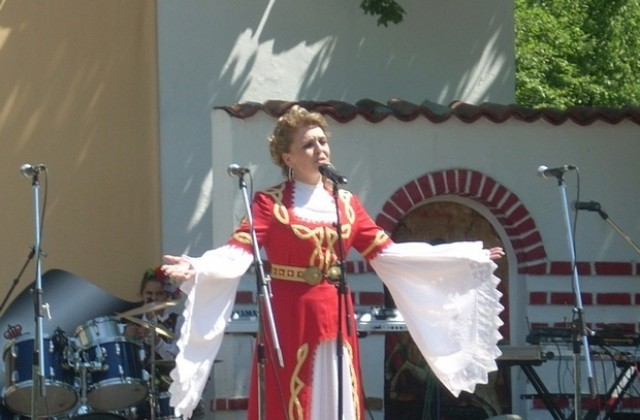 Отлагат началото на фолклорния конкурс Заблеяло ми агънце за утре от 9 часа