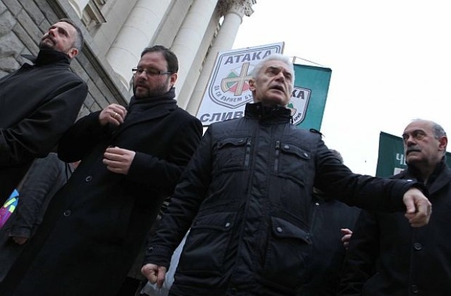 Атака твърдят за инцидент с тяхна активистка, от полицията и болницата отричат