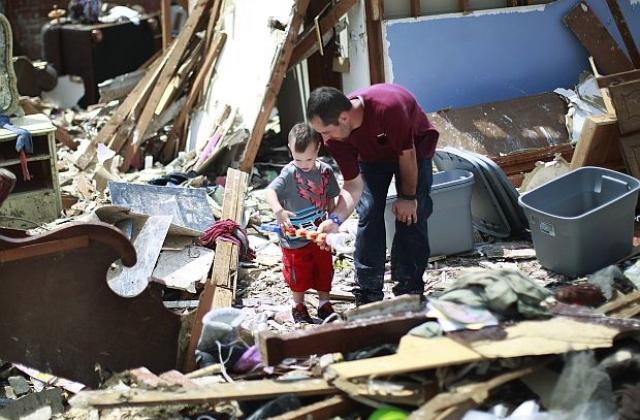 Броят на пострадалите от торнадото в Оклахома достигна 377 души
