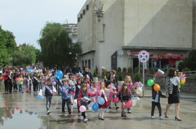 Празнично шествие в Г. Оряховица за 24 май