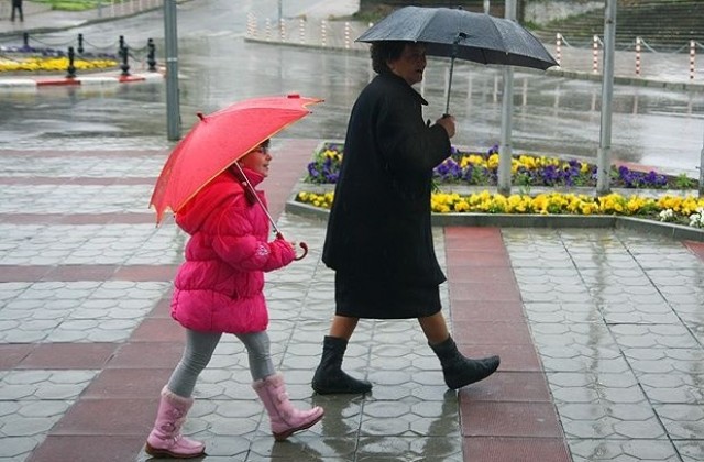 Остава ветровито, предупреждават за валежи