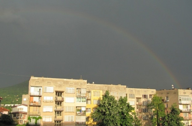 Остава ветровито, предупреждават за валежи