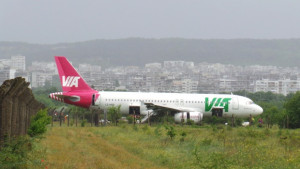ВИДЕО Самолет излезе от пистата на Летище Варна има пострадали