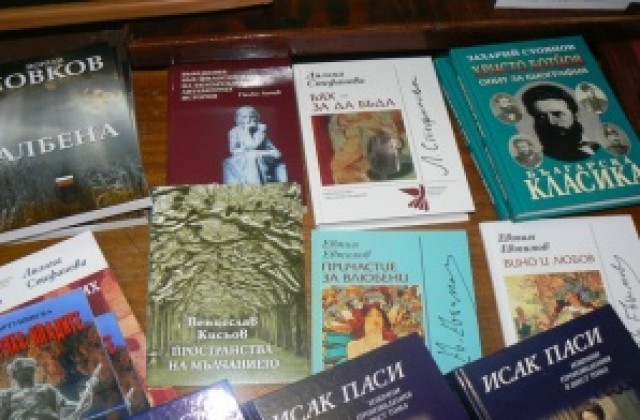 Библиотеката получи дарение от книги