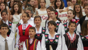 Дечица развълнуваха столичани с изпълнение на Върви народе възродени