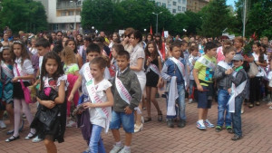Над 1 000 отличници манифестираха в димитровградския парад