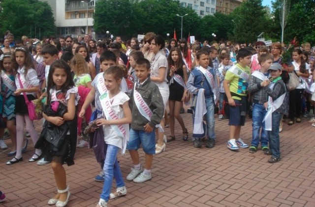 Над 1 000 отличници манифестираха в димитровградския парад