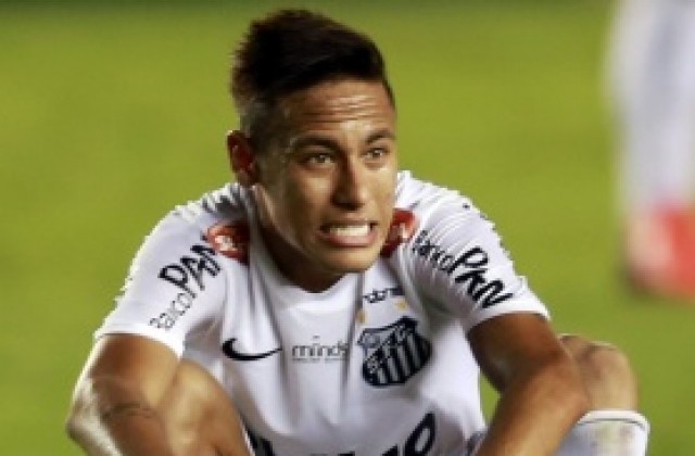 Заради номерата на Сантос Барса тропна по масата