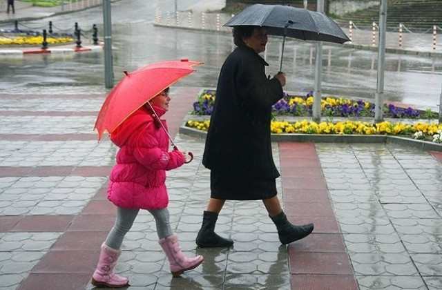 Слънце, дъжд и гръмотевици над Източна България