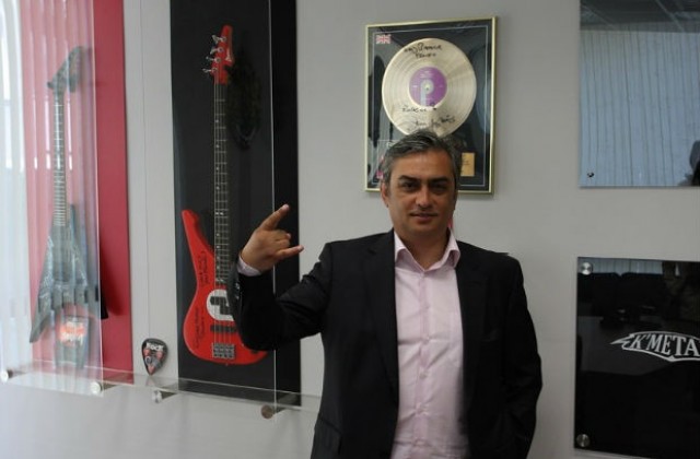 „Апокалиптика” забравили китариста си по гащи във Варна