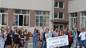 40 от юбилейния випуск на СОУ Любен Каравелов спират движението
