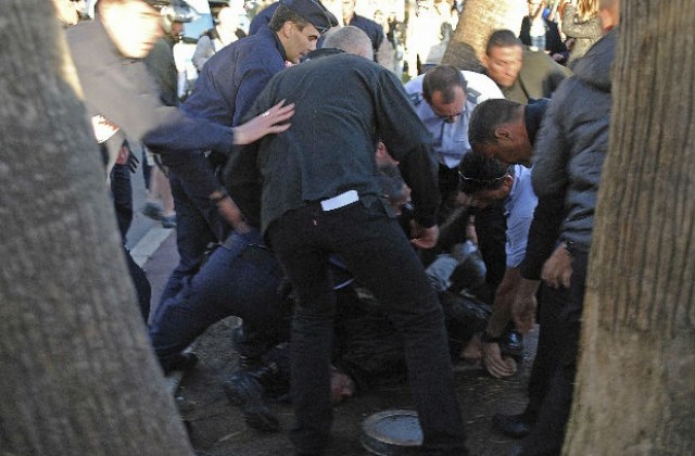 Неизвестен нападател намушка френски войник в Париж