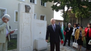 Тържествено откриха паметник на Вълкана Стоянова