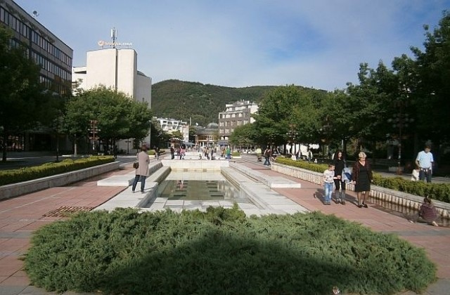 50-килограмова плоча се откърти от фасадата на общината в Благоевград