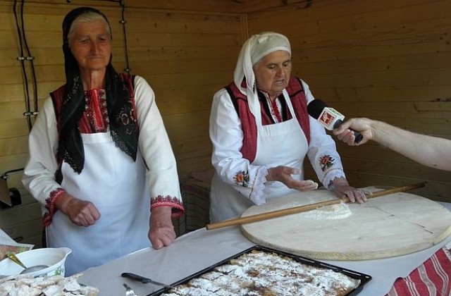Близо 1600 певци, танцьори и музиканти събра фестивалът „Между три планини