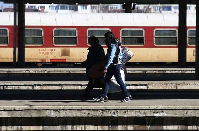 Временно спира движението на влакове между гарите Черниче и Кресна