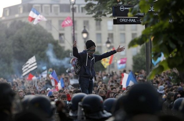 Стотици арестувани на демонстрация срещу еднополовите бракове в Париж