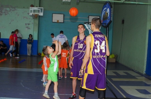 Сътвориха баскетболен празник за деца от детските градини