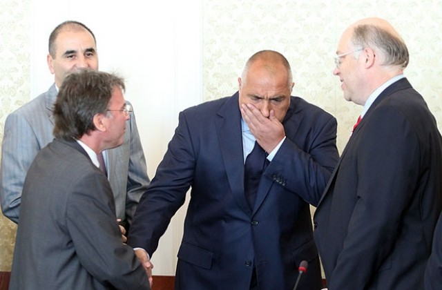 Борисов благодари на Орешарски, че поправя грешката му за майчинските