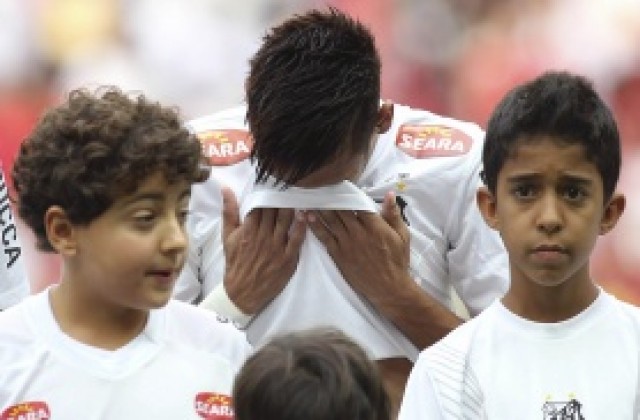 ВИДЕО: Неймар се разплака на сбогуване със Сантос