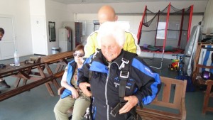 Внук подари на баба си скок с парашут