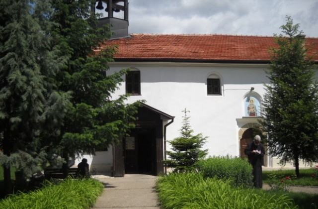 Пада мазилката на черквата Св. Димитър