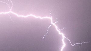 Мълния изпепели покрива на къща