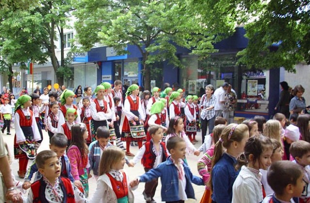 Етнофестивалът в Добрич продължава с ден на турците и татарите