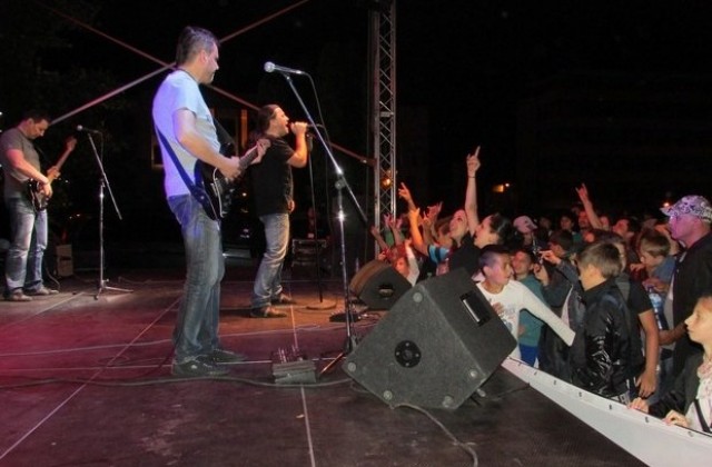 Б.Т.Р. откриха празничната програма в Г. Оряховица