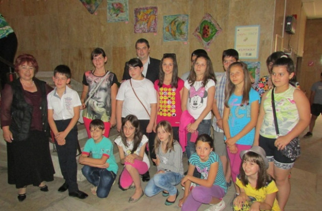 Ученици подредиха изложба в сградата на Община Г. Оряховица