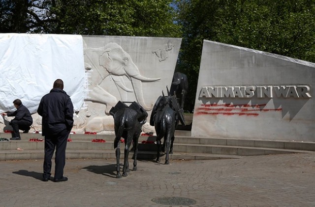 В Лондон са осквернени два военни мемориала
