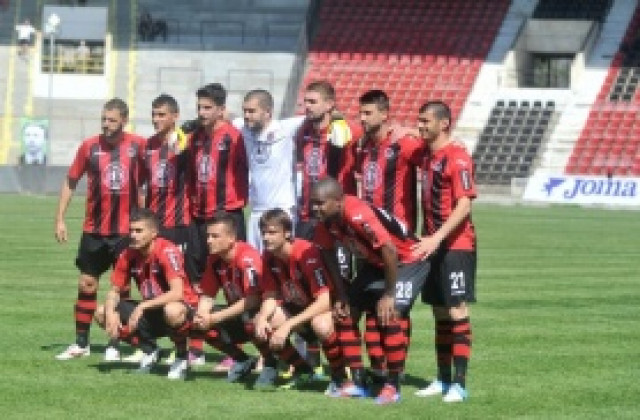 Локо Сф маха един от бразилците си, оставя двама