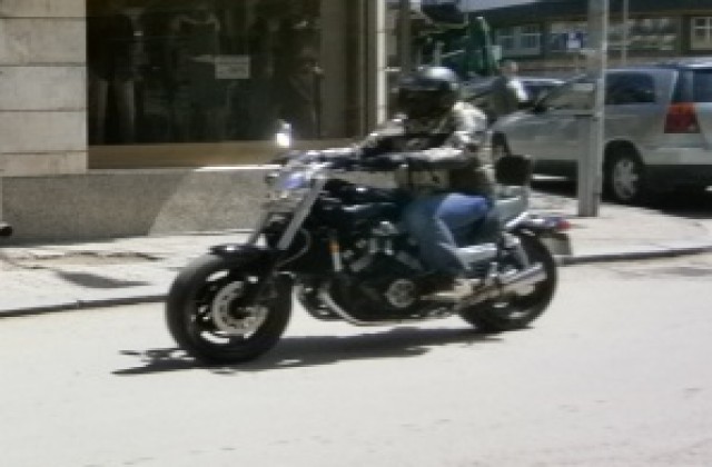 Удар между мотор и лек автомобил на кръстовище на „Стефан Караджа завърши леко