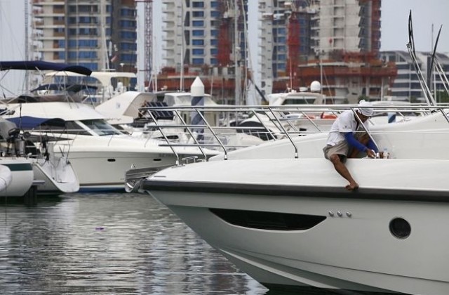 Испански бизнесмени си искат яхтата, дарена на краля