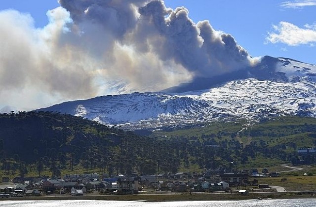 Чили и Аржентина евакуират 2200 души заради вулкан