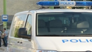 Задържаха двама младежи срязали четирите гуми на товарен автомобил