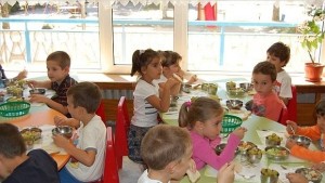 Бавят решението на проблема с организирането на храненето в детските