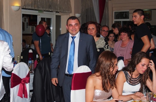 Абитуриенти получиха пететажна торта от видинския кмет