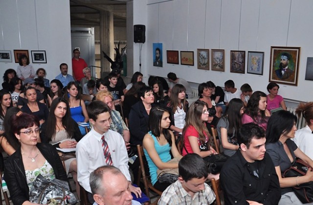 Над 200 творби на ученици в националния конкурс „Живеем в земята на Ботев