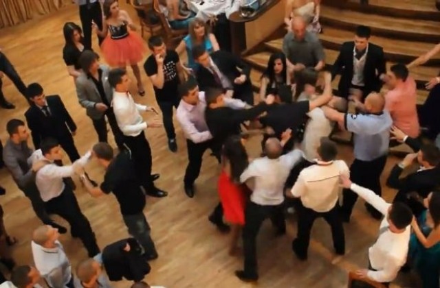 Абитуриенти в София отпразнуваха бала си с бой „свободен стил”